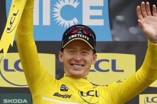 Comme en 2024, Matteo Jorgenson a remporté le maillot jaune de Paris-Nice. KEYSTONE/EPA/SEBASTIEN NOGIER